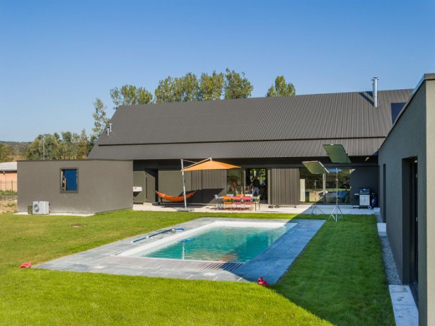 Réalisation d'une maison implantée à Tagsdorf (Haut-Rhin) au c&oelig;ur d'un village du sud de l'Alsace. 