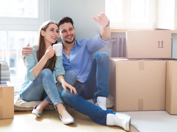 Couple dans un appartement