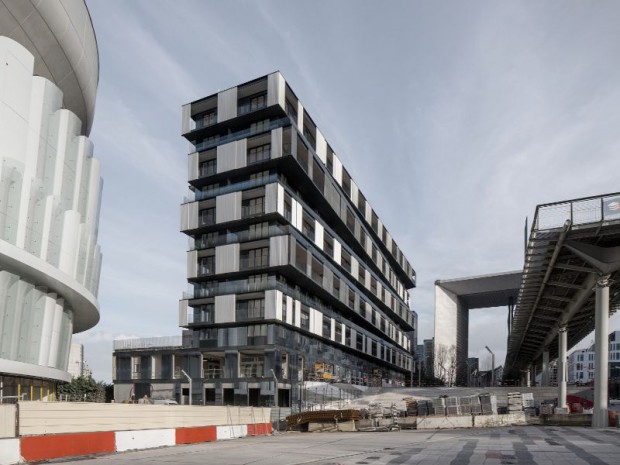 Livraison du One/Ilot 19, immeuble résidentiel mixte à Nanterre-La Défense par Farshid Moussavi Architecture 