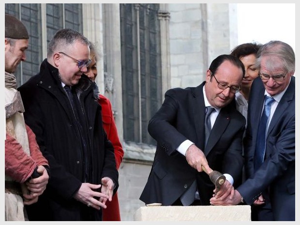 François Hollande lance la  reconstruction de la flèche de Saint-Denis