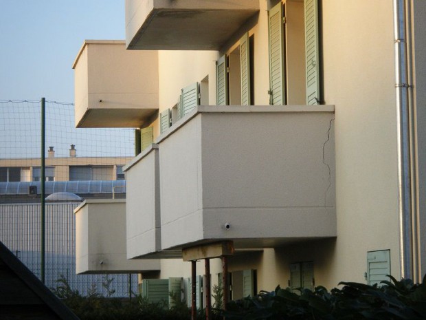 Attention Aux Fissures Et à Leau Stagnante Sur Les Balcons