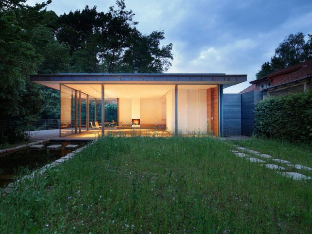 Une maison transparente observe la nature 