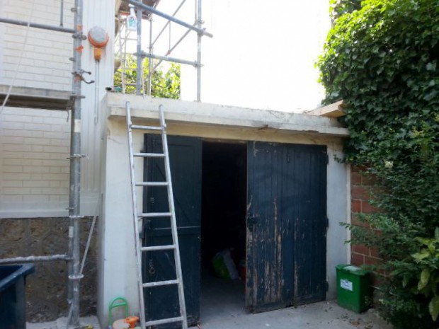 Un garage vieilli aux portes usées