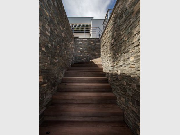 Un escalier sculpté dans la roche