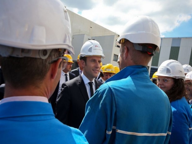 Emmanuel Macron au cours d'une visite sur les chantiers navals de Saint-Nazaire (Loire-Atlantique) le 31 mai 2017 