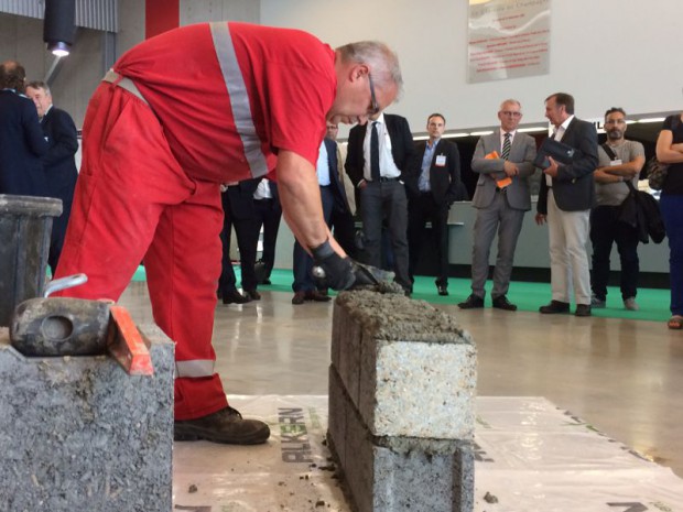 Ciments Calcia et Alkern présentent le bloc porteur en béton de miscanthus à l'occasion du Siñal Exhibition à Châlons-en-Champagne (Marne), le salon de la bioéconomie et des matériaux biosourcés