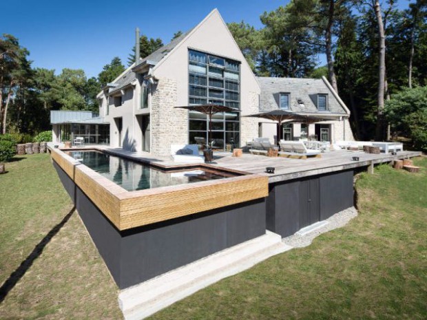 Une piscine à fond mobile, une terrasse optimisée