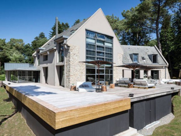 Une piscine à fond mobile, une terrasse optimisée