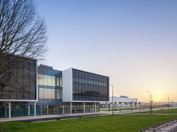 Réalisation du nouveau site industriel sur le site Le Bourget (Seine-Saint-Denis) de Airbus Helicopters par Kardham Cardete Huet Architecture