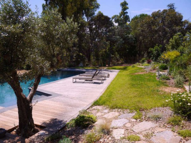 Une piscine au pied de la maison familiale 