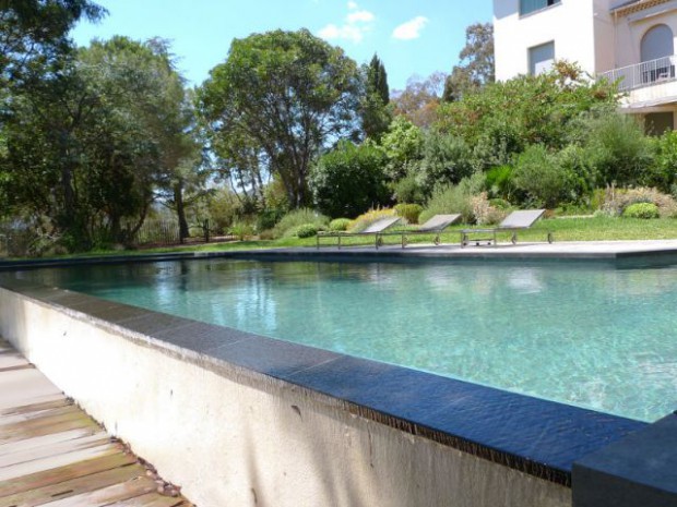 Une piscine à débordement