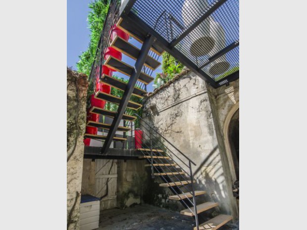 Un escalier métallique pour la touche industrielle