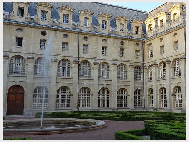  Cloître de l'hôpital militaire du Val-de-Grâce dans le 5ème arrondissement de Paris 