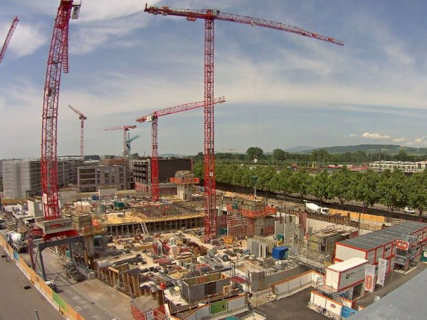 La construction en cours de la parcelle A de l'écoquartier "Erlenmatt West" à Bâle par Losinger Marazzi, filiale suisse de Bouygues Construction. Visite du chantier de gros-&oelig;uvre. 