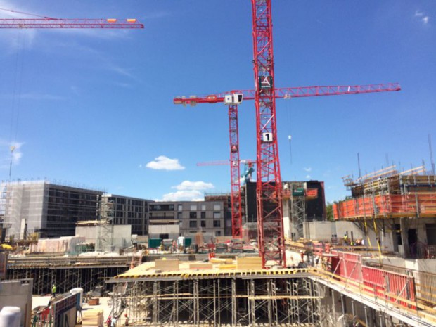 La construction en cours de la parcelle A de l'écoquartier "Erlenmatt West" à Bâle par Losinger Marazzi, filiale suisse de Bouygues Construction. Visite du chantier de gros-&oelig;uvre.