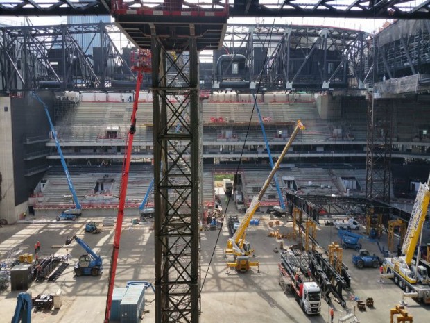 La pose de la toiture de 6.100 tonnes,  le dernier défi de l' U Arena de Nanterre