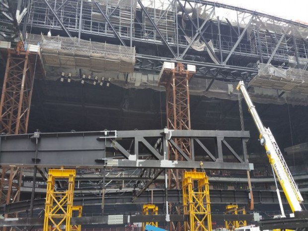 La pose de la toiture de 6.100 tonnes,  le dernier défi de l' U Arena de Nanterre