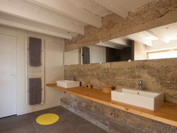 Une salle de bains en béton brut