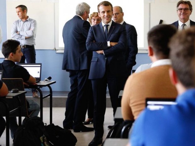 Le président de la République Emmanuel Macron inaugure le 4 octobre 2017 l'Ecole d'application aux métiers des travaux publics (EATP) à Egletons (Corrèze).
