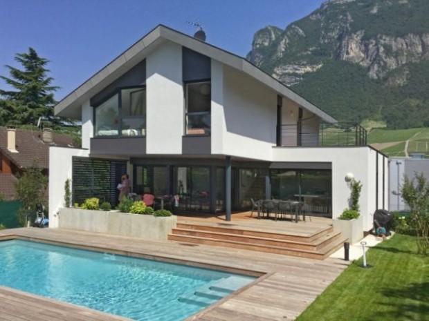 Une piscine a été creusée dans le jardin