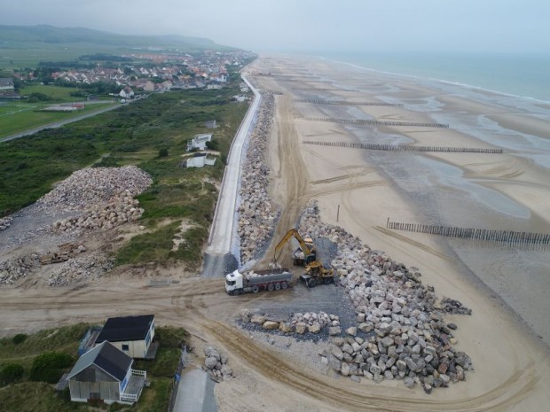 Réalisation d'une digue de 2,4 km en enrochement à Sangatte (Pas-de-Calais)