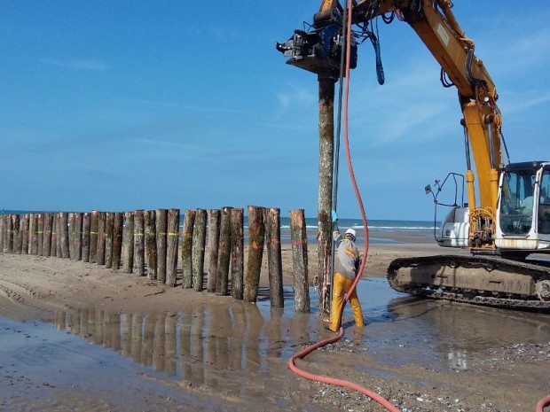 Réalisation d'une digue de 2,4 km en enrochement à Sangatte (Pas-de-Calais)