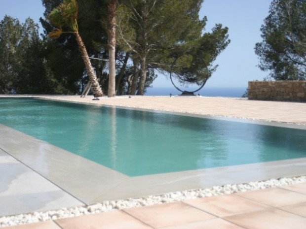 L'eau de la piscine qui se confond avec la mer