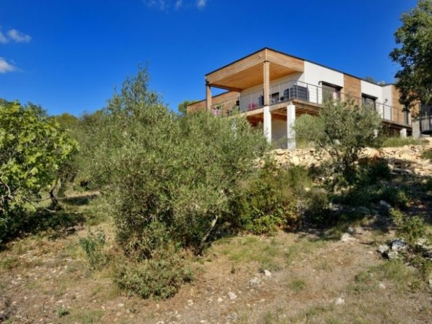 La maison épouse le terrain en pente 