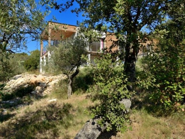 Une maison en bois lovée dans la nature 