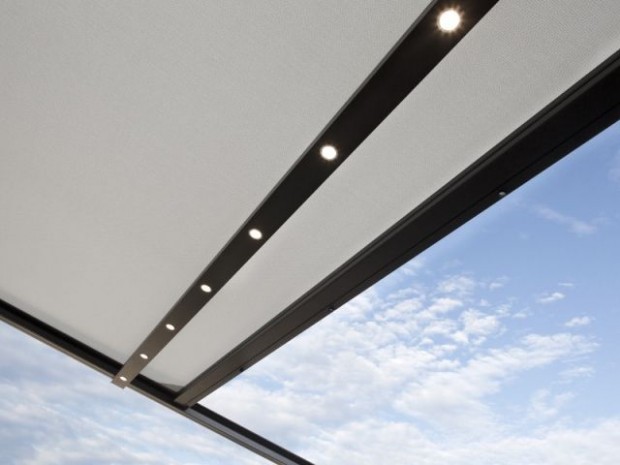 Un bandeau de LEDs intégré à la toiture