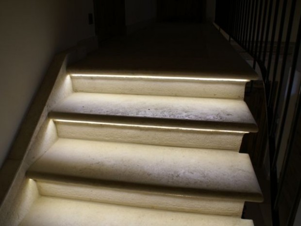 L'escalier ancien a quelques touches plus modernes