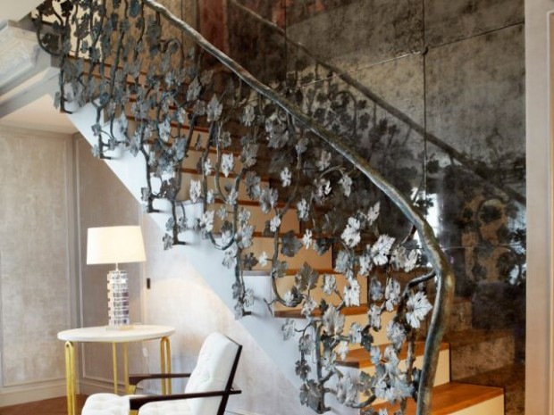 Un escalier sublimé par un mur de miroirs vieillis