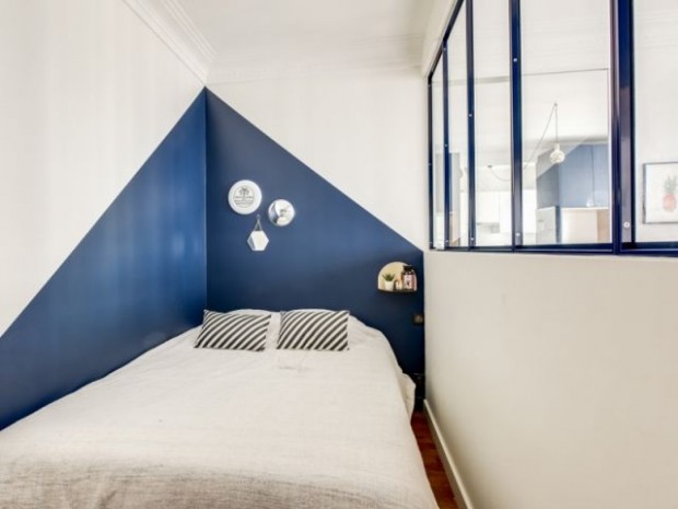 Le bleu de la chambre monte pour agrandir la pièce