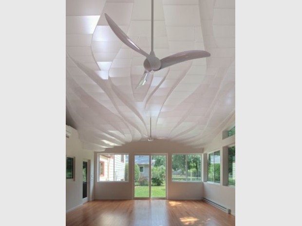 Un plafond qui reflète la lumière naturelle