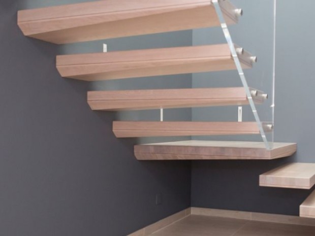 L'escalier est d'un style contemporain très épuré 