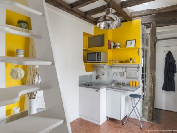 Une cuisine jaune, compacte et fonctionnelle