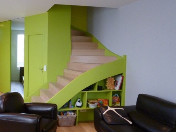 Une bibliothèque agrémente l'escalier