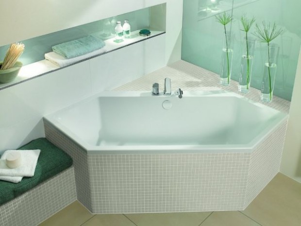 Une baignoire mosaïque dans un décor vert d'eau