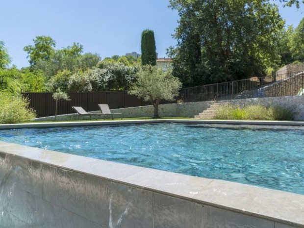 Une piscine à débordement face à la nature