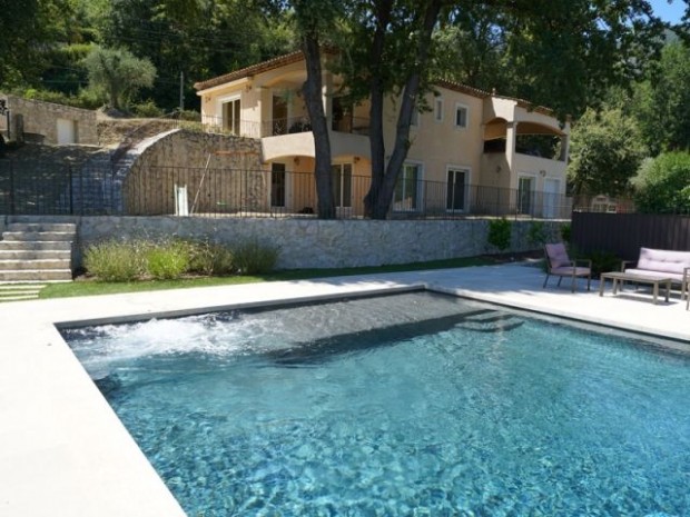 Un accès à la piscine sécurisé par une barrière