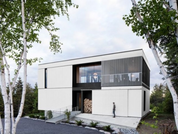 Une maison contemporaine comme un bloc blanc dans la nature