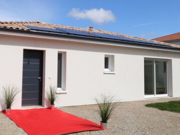 Une maison à énergie positive et panneaux solaires