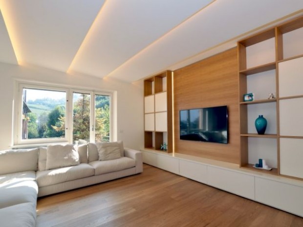 Un salon TV avec sa plafond lumineux