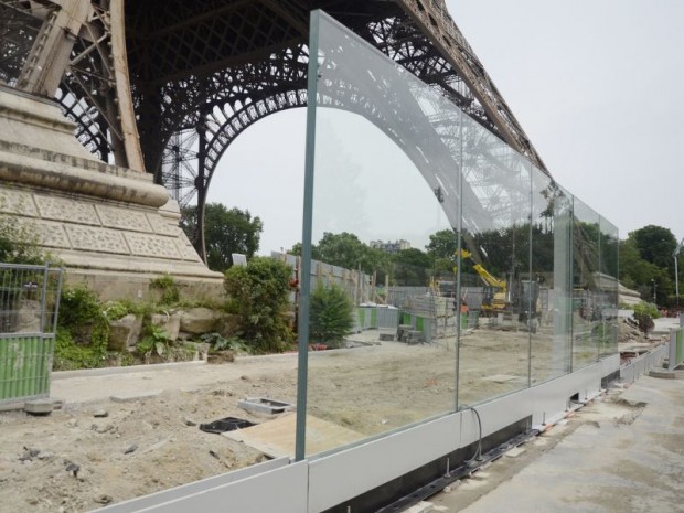 Paroi vitrée autour de la tour Eiffel