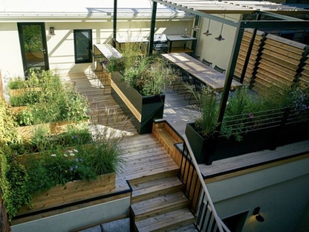 La terrasse est divisée en quatre espaces 