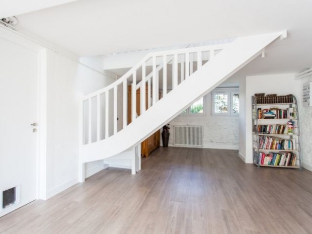 L'escalier a été repeint en blanc à partir du rez-de-jardin