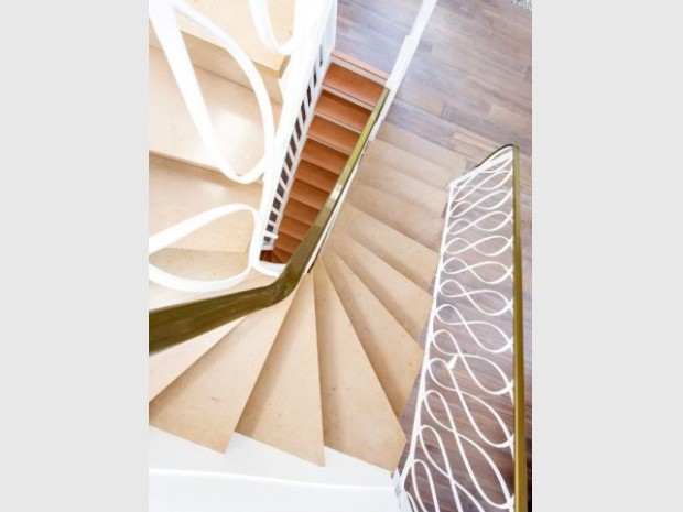 L'escalier, différent à chaque étage, est rendu homogène par la couleur blanche