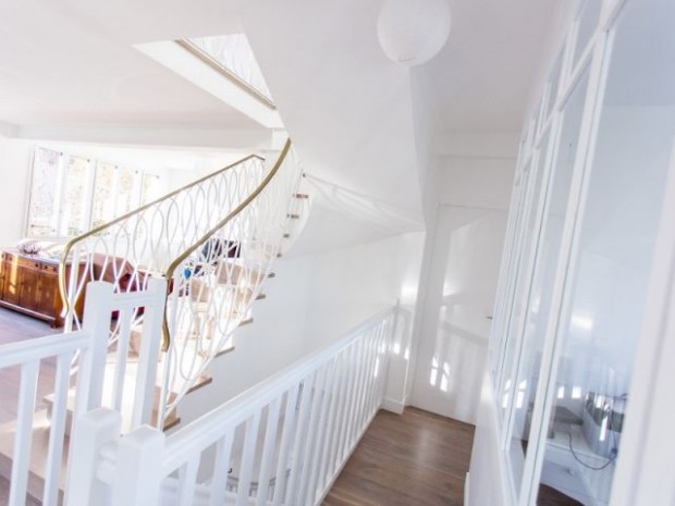 Près de l'escalier et du bureau, la porte de la chambre