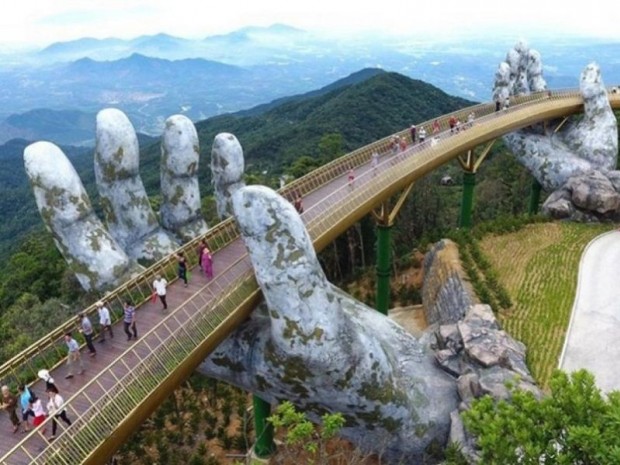 "Pont Doré" soutenu par deux mains au Vietnam