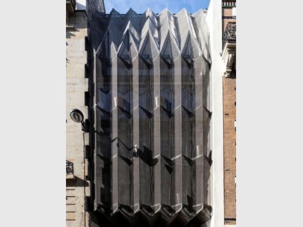 La façade de la Maison plissée et son origami de métal